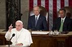 ELX02 WASHINGTON (ESTADOS UNIDOS) 24/09/2015.- El papa Francisco (i) junto con el vicepresidente de EEUU, Joe Biden (c) y el presidente de la Cámara de Representantes, el republicano John Boehner (d) durante su discurso en el Congreso en Washington DC, Estados Unidos hoy, 24 de septiembre de 2015. El papa Francisco advirtió hoy en un discurso en el Congreso de Estados Unidos de que &amp;quot;ninguna religión es inmune a diversas formas de aberración individual o de extremismo ideológico&amp;quot;. EFE/Drew Angerer