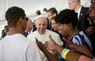 El papa Francisco saluda al público que asistía a la Archidiócesis de Caridad Católica en Washington, donde acudió el pontífice, el 24 de septiembre de 2014 (POOL/AFP | David Goldman)
