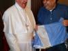 La odisea de un argentino para dar de comer al papa