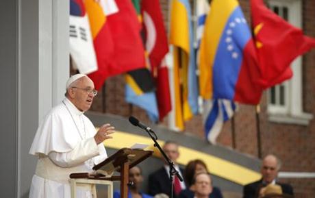 El papa Francisco pronuncia un discurso en el Independence Hall de Filadelfia el sábado 26 de septiembre de 2015. (Jim Bourg/Pool Photo vía AP)