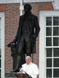 El papa Francisco pronuncia un discurso frente al Independence Hall el sábado 26 de septiembre de 2015 en Filadelfia. (Foto AP/Alessandra Tarantino)