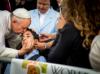 En Filadelfia, papa besa frente de niño discapacitado
